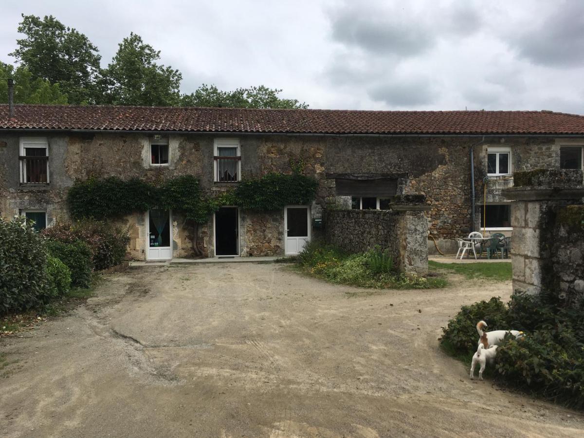 Ferme Gite Equestre En Charente Конфолан Экстерьер фото