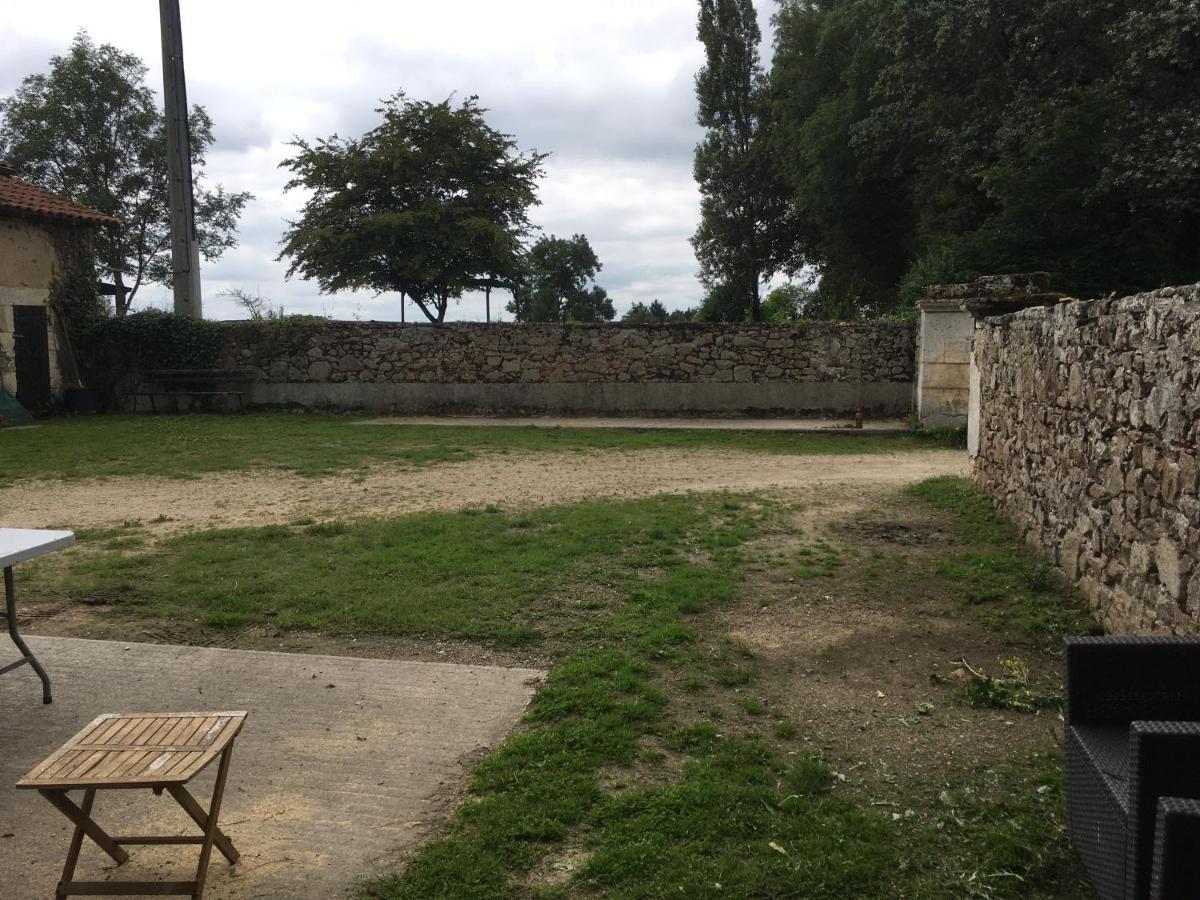Ferme Gite Equestre En Charente Конфолан Экстерьер фото