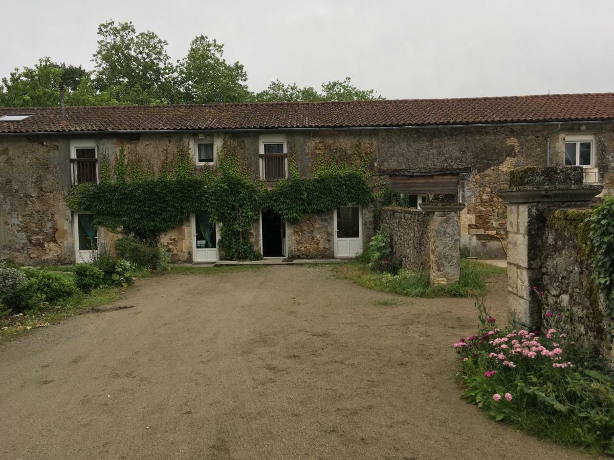 Ferme Gite Equestre En Charente Конфолан Экстерьер фото